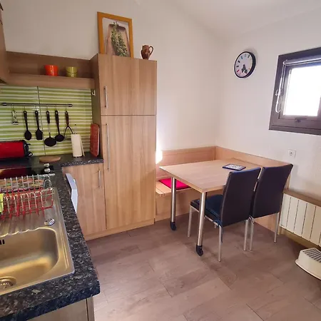 Apartment A Avec Piscine, Balcon Et Parking, Proche Commerces Et Plages. - Fr-1-780-80